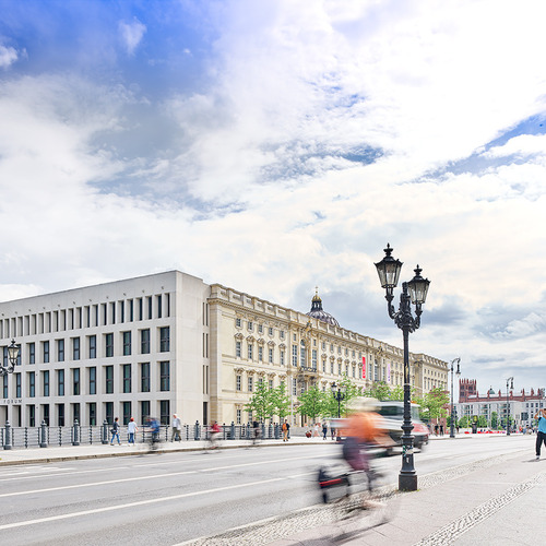 Blickvonderliebknechtbrückeaufost-undnordfassade©stiftunghumboldtforumimberlinerschloss foto:alexanderschippel 2.jpg