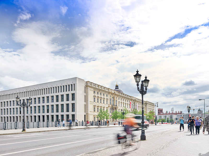Blickvonderliebknechtbrückeaufost-undnordfassade©stiftunghumboldtforumimberlinerschloss foto:alexanderschippel 2.jpg